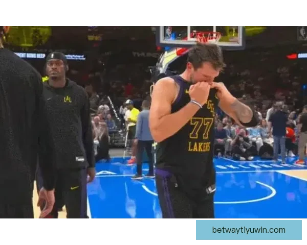 波尔津吉斯称球队队医塞莱布里尼为史上最佳 右手腕伤势影响三分投篮节奏